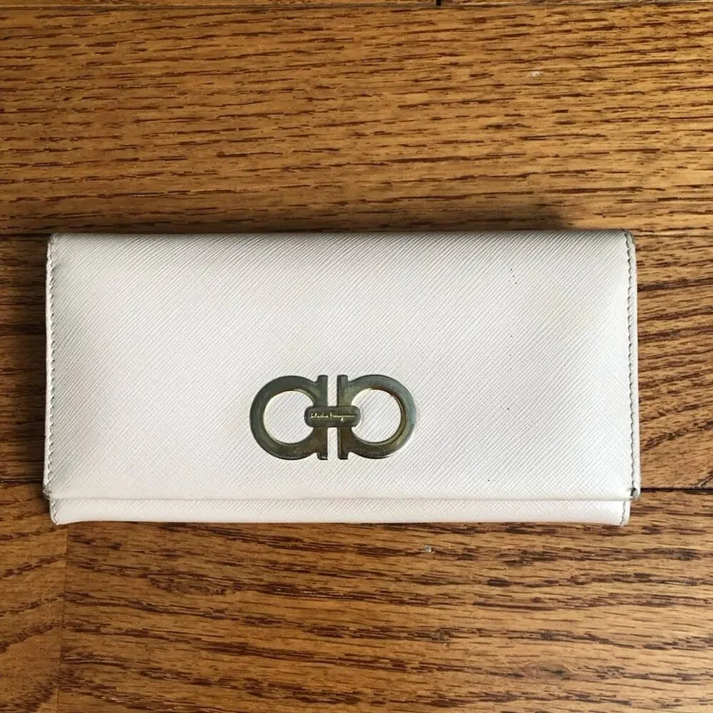 Salvatore Ferragamo color sites